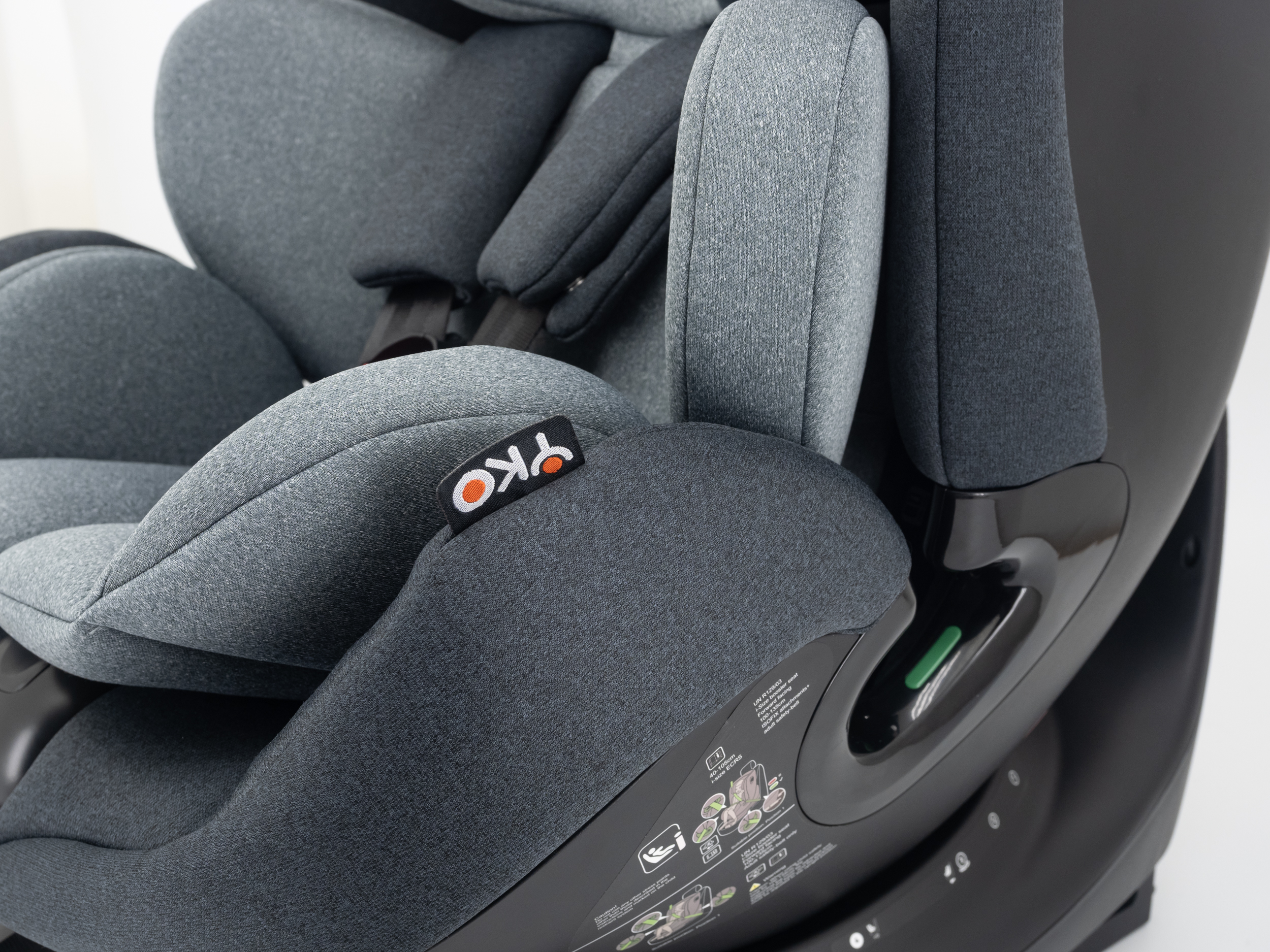 Brauner, um 360 Grad drehbarer Kinderautositz für 1-Jährige